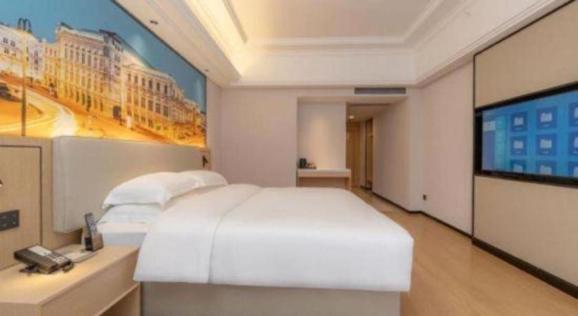 Vienna International Huangpu Hotel 4*