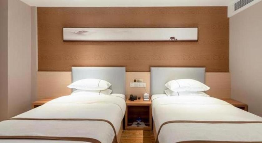 Jtour Zhongluotan Metro Station Hotel 2*