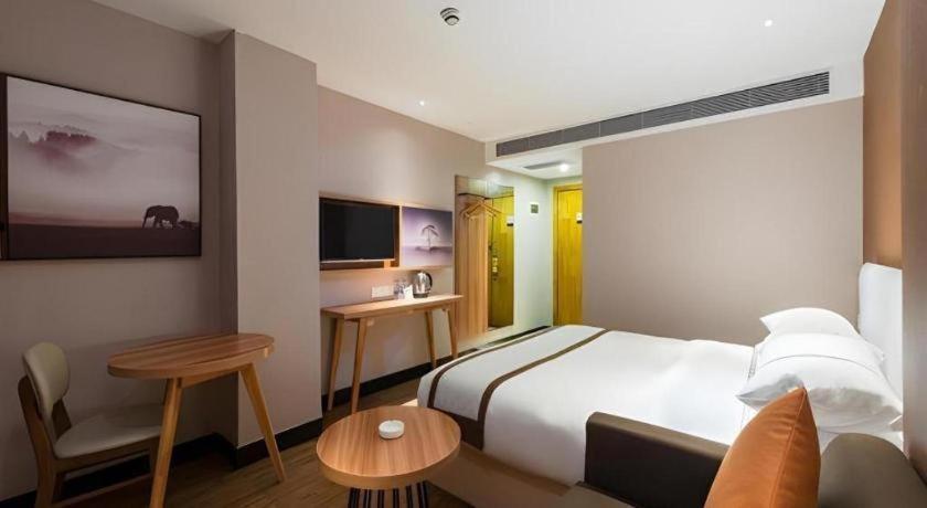 Jtour Zhongluotan Metro Station Hotel 2*
