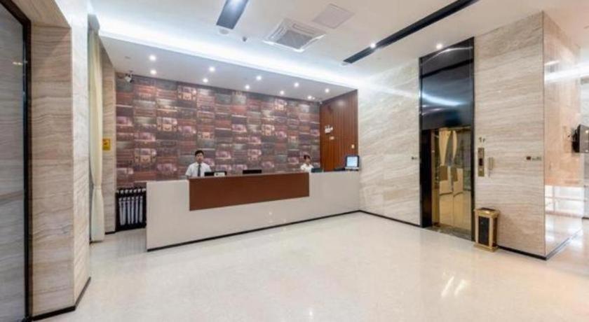 Jtour Zhongluotan Metro Station Hotel 2*