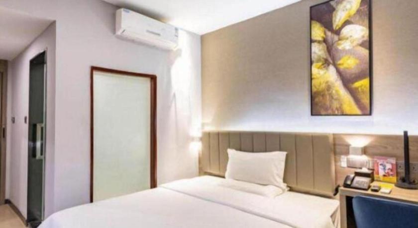 7 Days Premium Guangyuan Passenger Station Hotel
