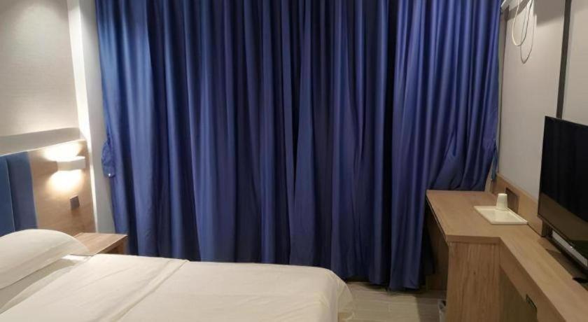 7 Days Premium Guangyuan Passenger Station Hotel