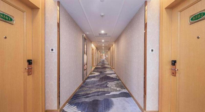 Vienna North Station Huaguoshan Metro Station Hotel 3*
