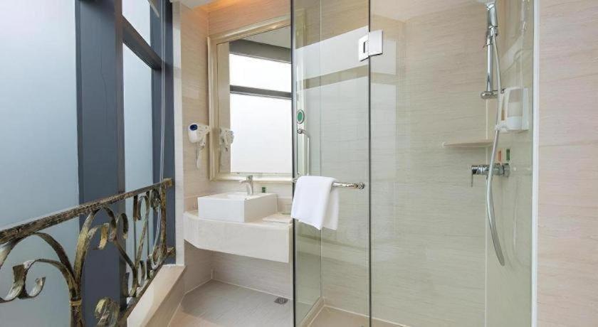 Hotel Vienna North Station Huaguoshan Metro Station 3*