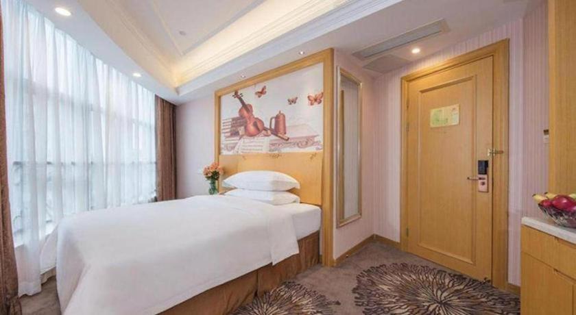 Vienna North Station Huaguoshan Metro Station Hotel 3*