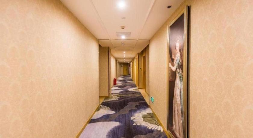 Vienna North Station Huaguoshan Metro Station Hotel