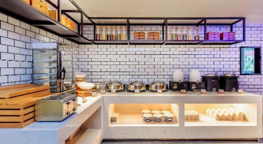 Hotel Borrman Railway Station Yuexiu Park Memorial Hall Guangzhou