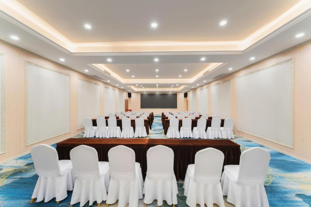 Hotel Echarm Changlong Shiqiao Metro Station 3*