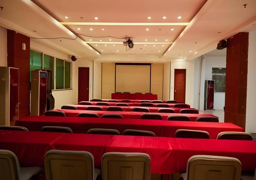 Hotel Comfort Luyuan Road Taojin Metro Station 2*
