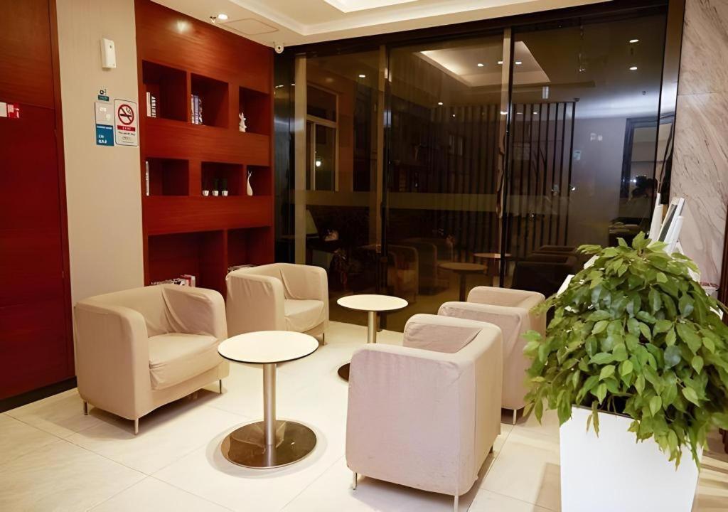 Hotel Comfort Luyuan Road Taojin Metro Station 2*
