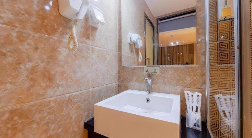 Jtour Zhongluotan Metro Station Hotel 2*