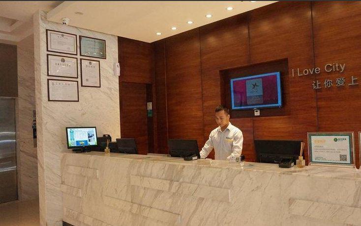 Hotel Comfort Xintang Huarun Wanjia Branch 2*