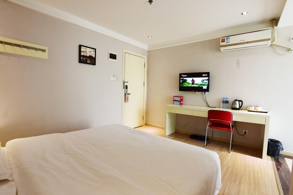 Kaiserdom Baiyun Airport-24-hour Airport-free Shuttle Bus Hotel 2*