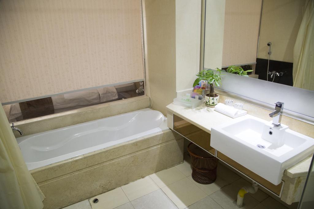 Hotel Long Zhou Grand 4*