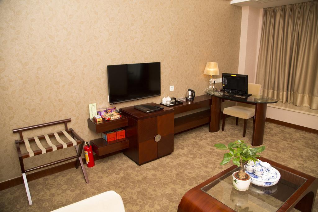 Hotel Long Zhou Grand 4*
