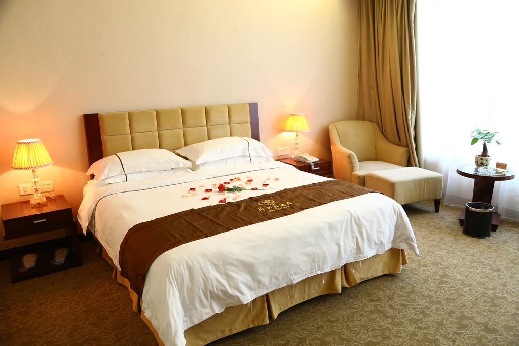 Hotel Long Zhou Grand 4*