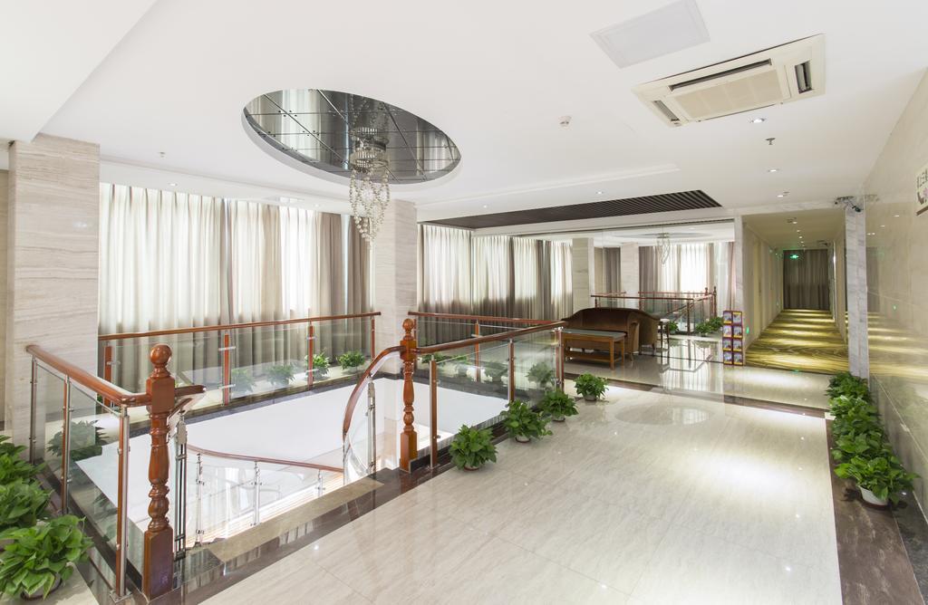 Hotel Kaiserdom Baiyun Airport-24-hour Airport-free Shuttle Bus 2*