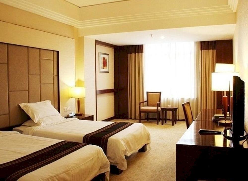 Hotel Huadu New Phoenix 3*
