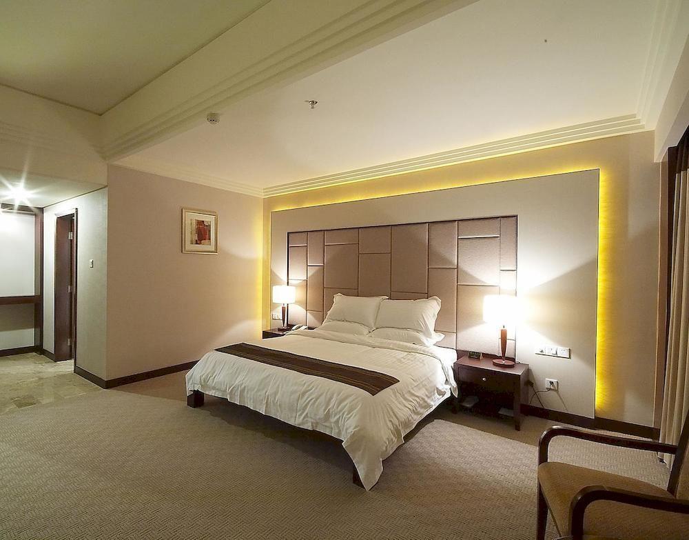 Hotel Huadu New Phoenix 3*