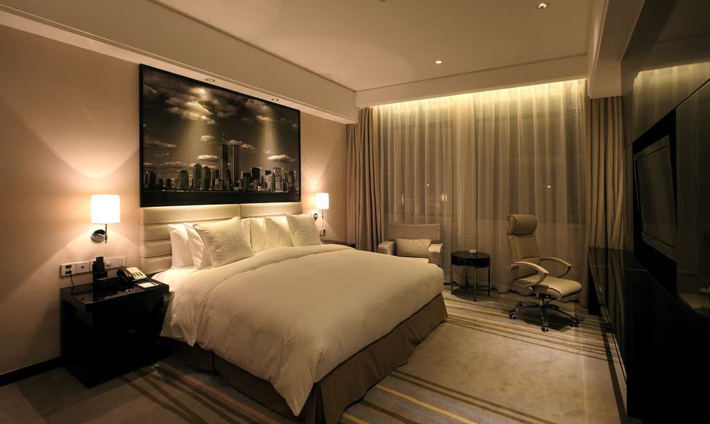 Haoyin Gloria Plaza Hotel 4*