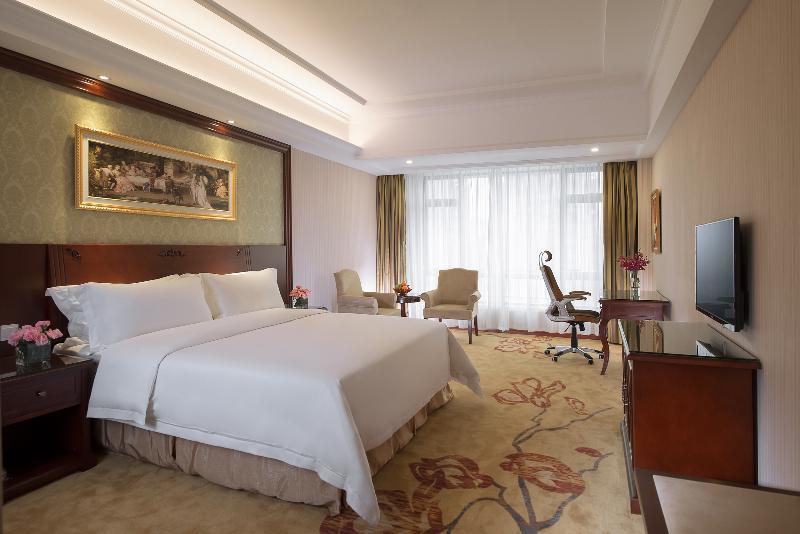 Hotel Vienna Shiqiao Metro Station 3*