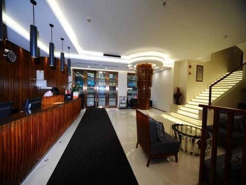 Super 8 Railyway Station Hotel