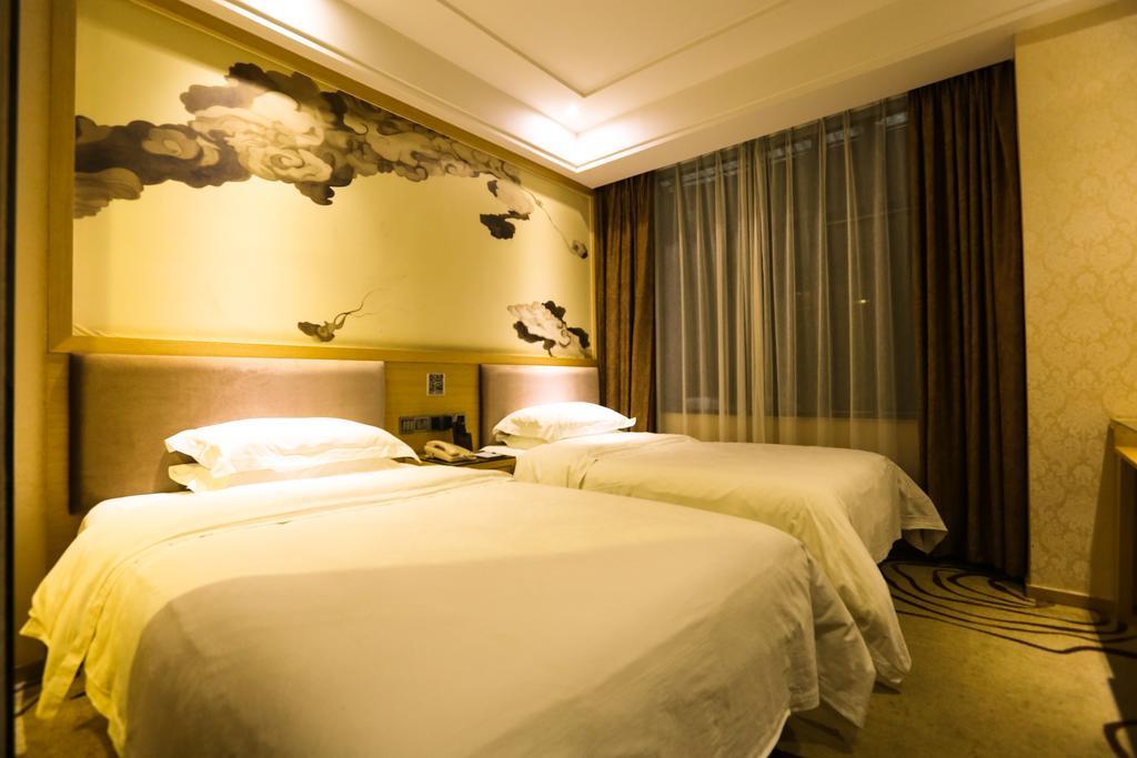 Hotel V8 Train Station 3*