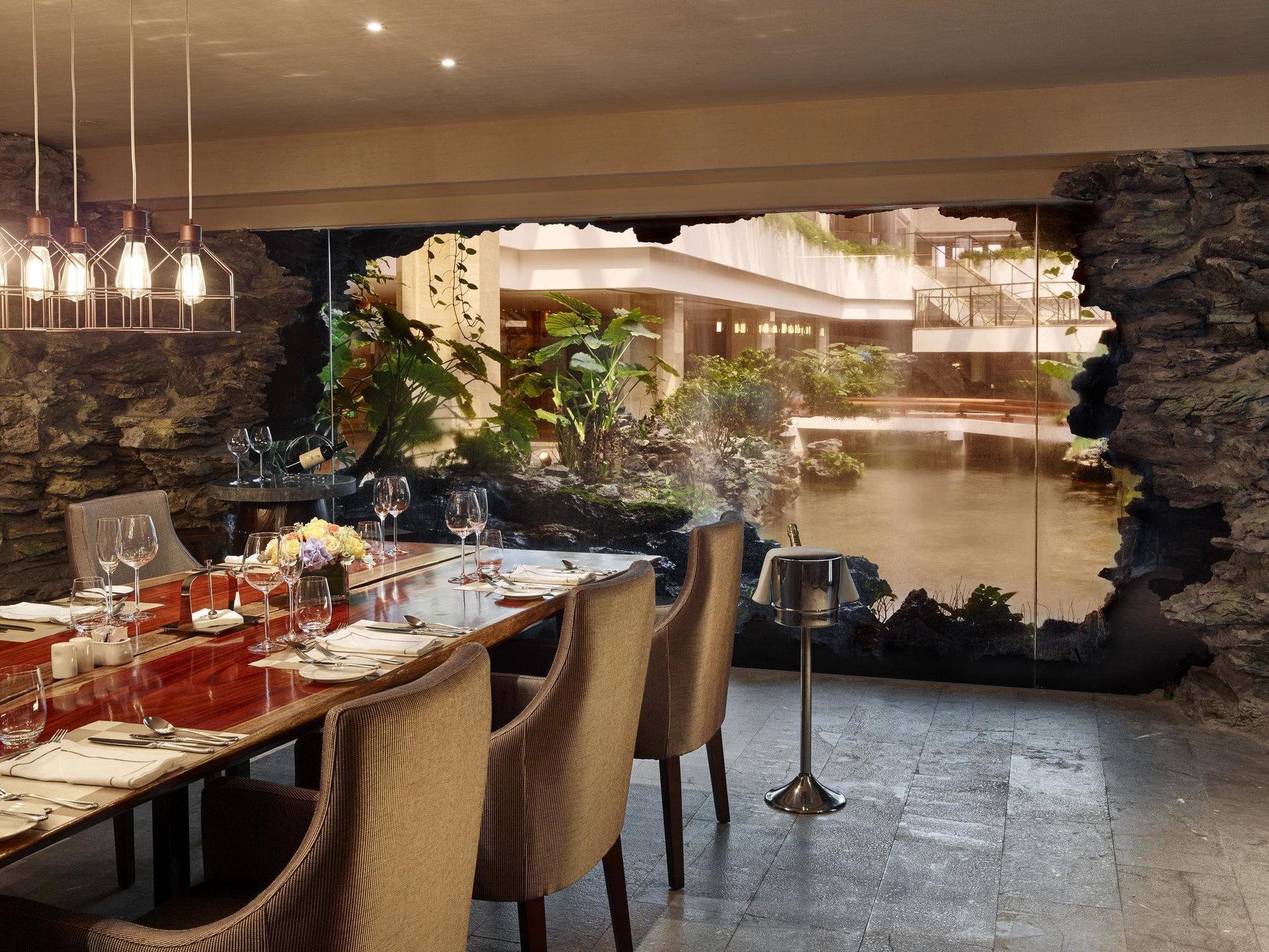 White Swan Hotel 5*