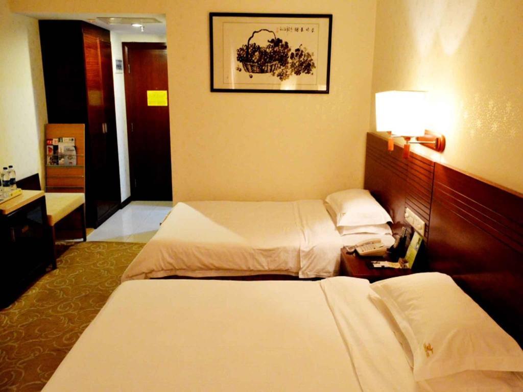 Pa Zhou Plaza Hotel 3*