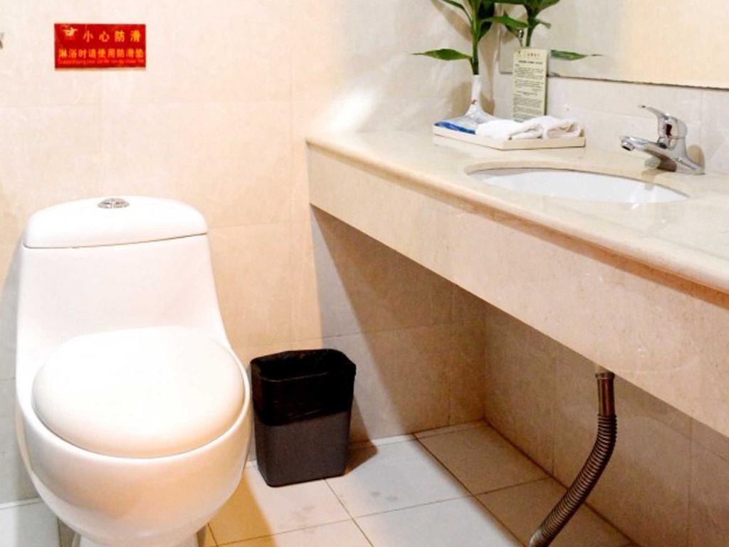 Pa Zhou Plaza Hotel 3*