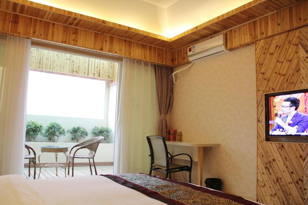 Chuanghui Business Hotel 3*