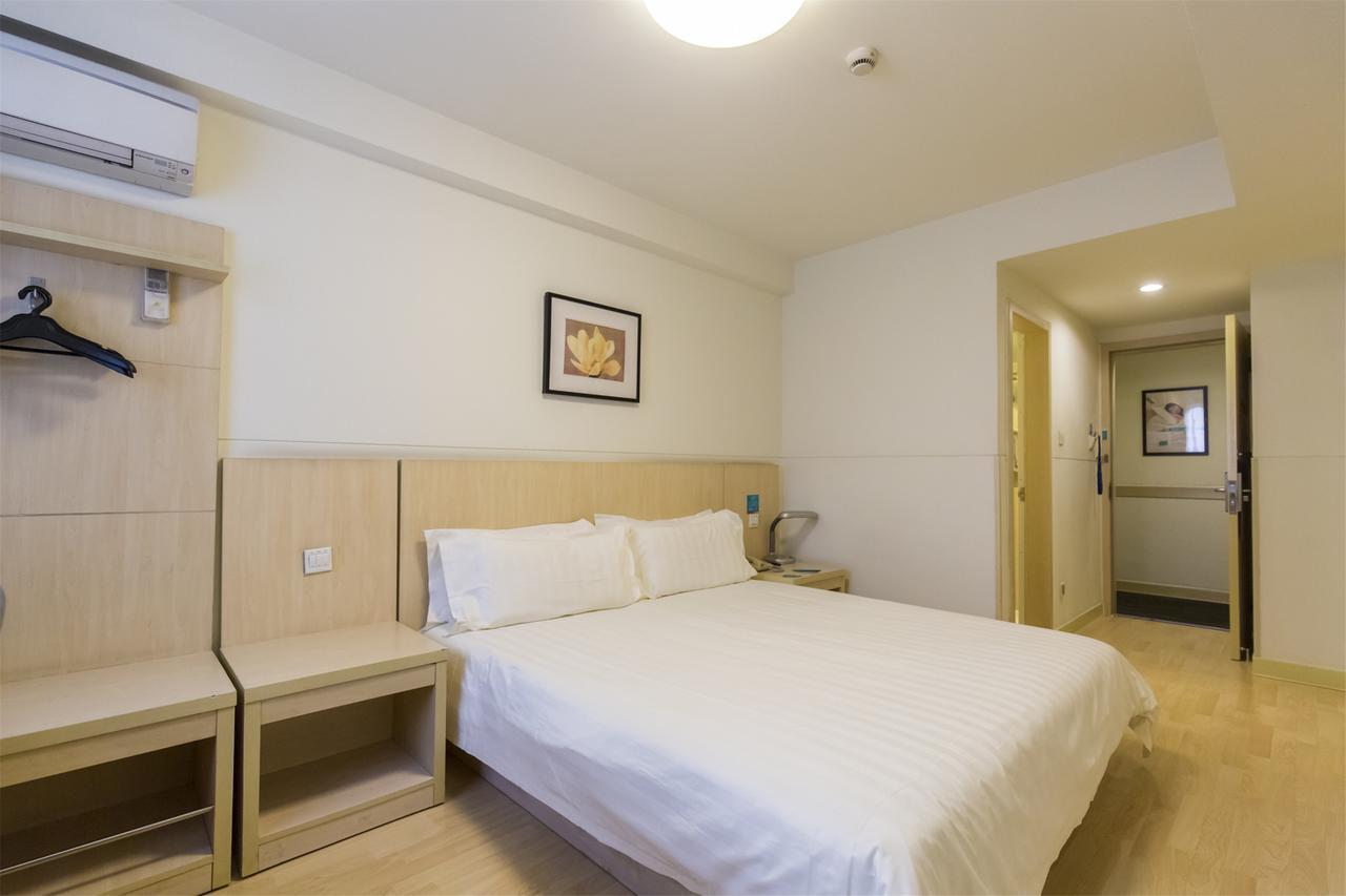 Jinjiang Haizhu Jiangtai Road Subway Station Hotel 3*