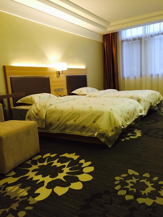 Yijia Business Hotel 3*