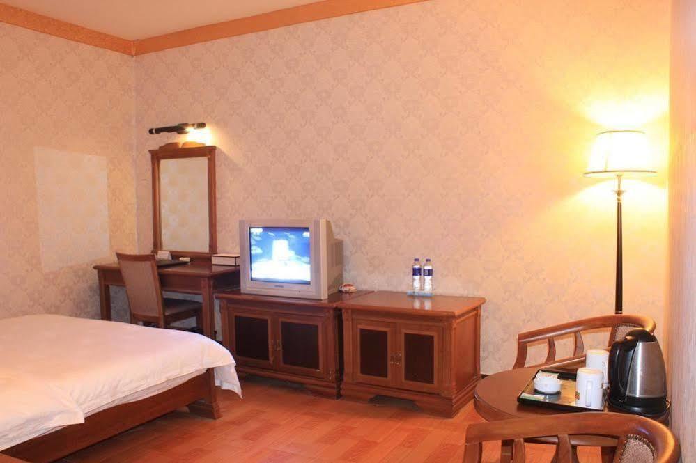 Hotel Super 8 Hotel Guangzhou Baiyun Airport Subway Station Inn 3*