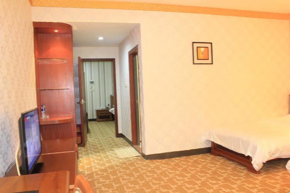 Super 8 Hotel Guangzhou Baiyun Airport Subway Station Inn 3* Guangzhou