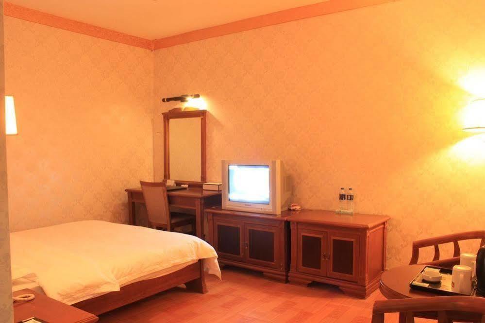 Super 8 Hotel Guangzhou Baiyun Airport Subway Station Inn