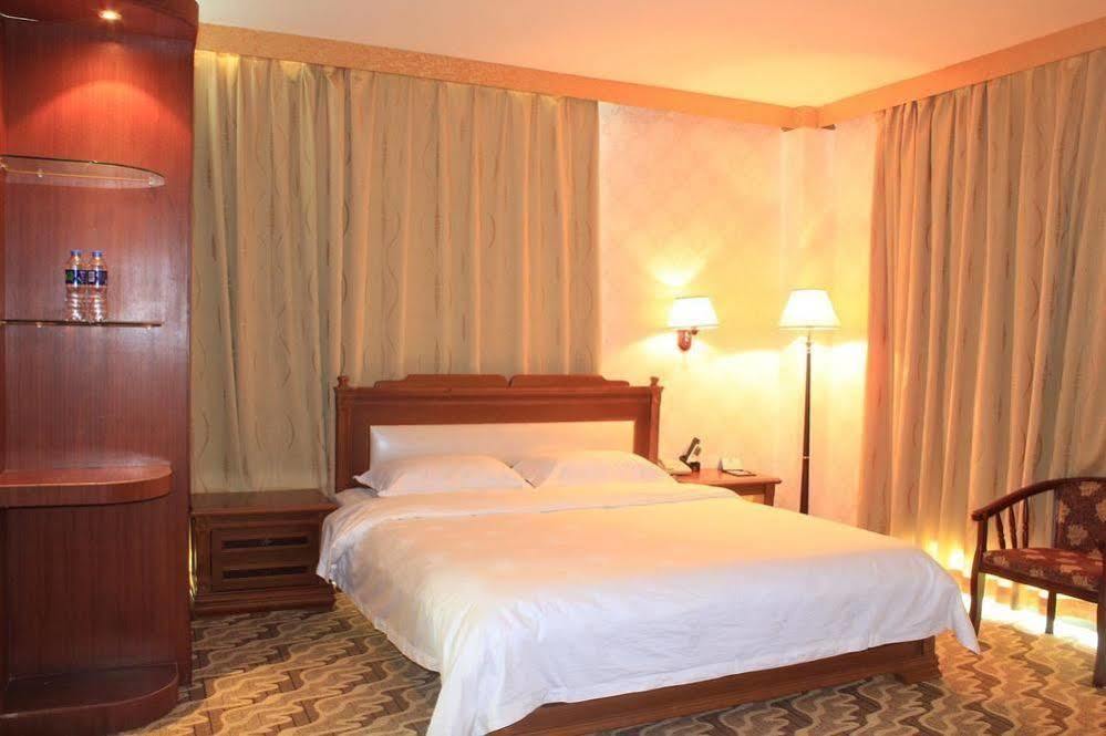 Super 8 Hotel Guangzhou Baiyun Airport Subway Station Inn 3*