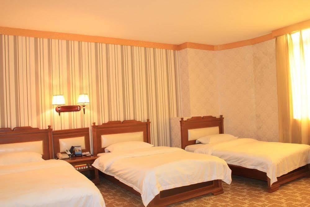 Super 8 Hotel Guangzhou Baiyun Airport Subway Station Inn 3*