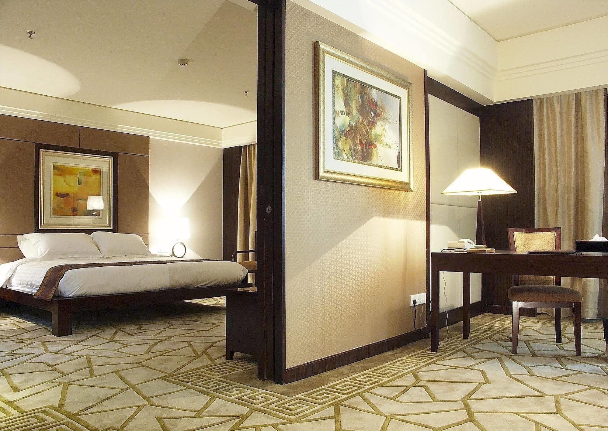 Hotel Huadu New Phoenix 3*