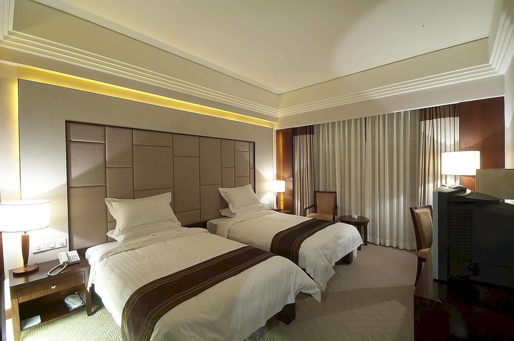 Hotel Huadu New Phoenix