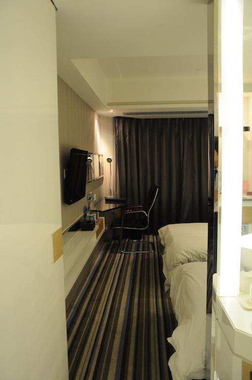 Super 8 San Yuan Li Hotel 3*