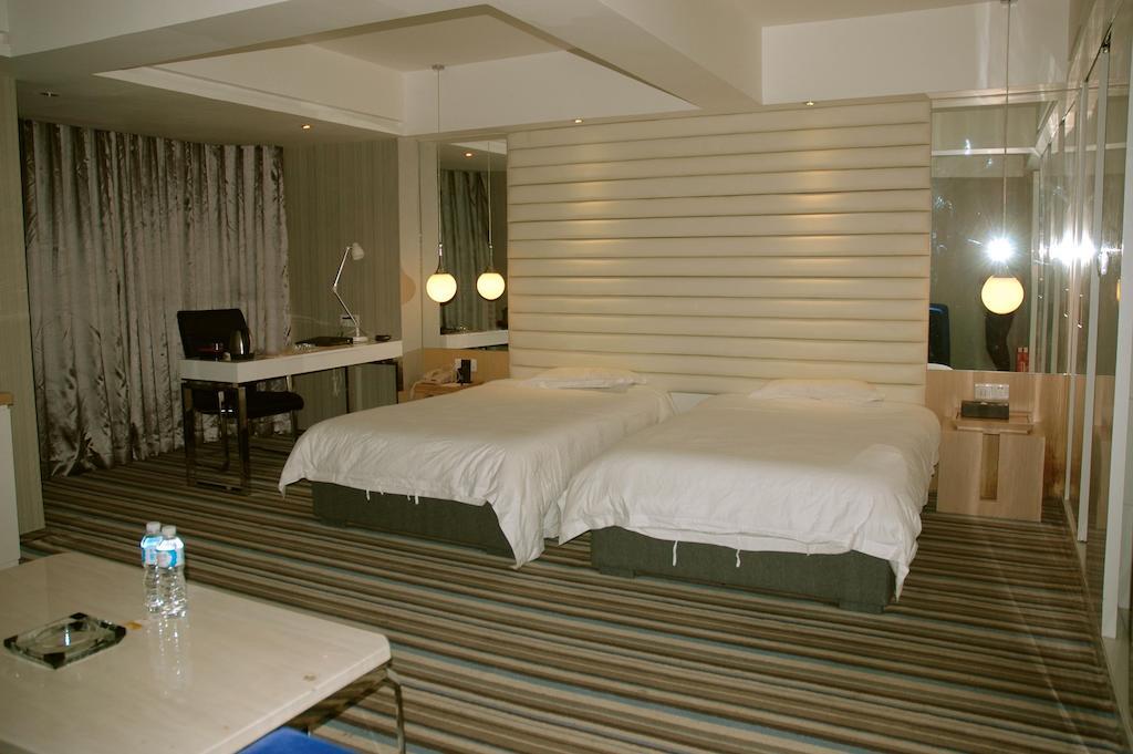 Super 8 San Yuan Li Hotel 3*