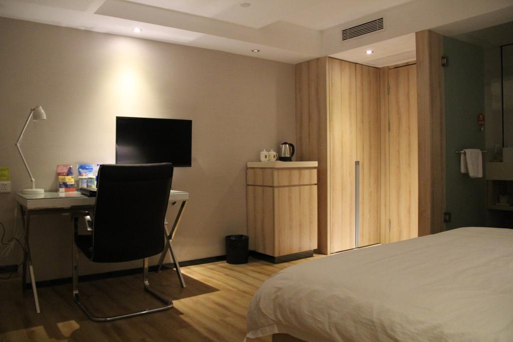 Super 8 San Yuan Li Hotel 3*