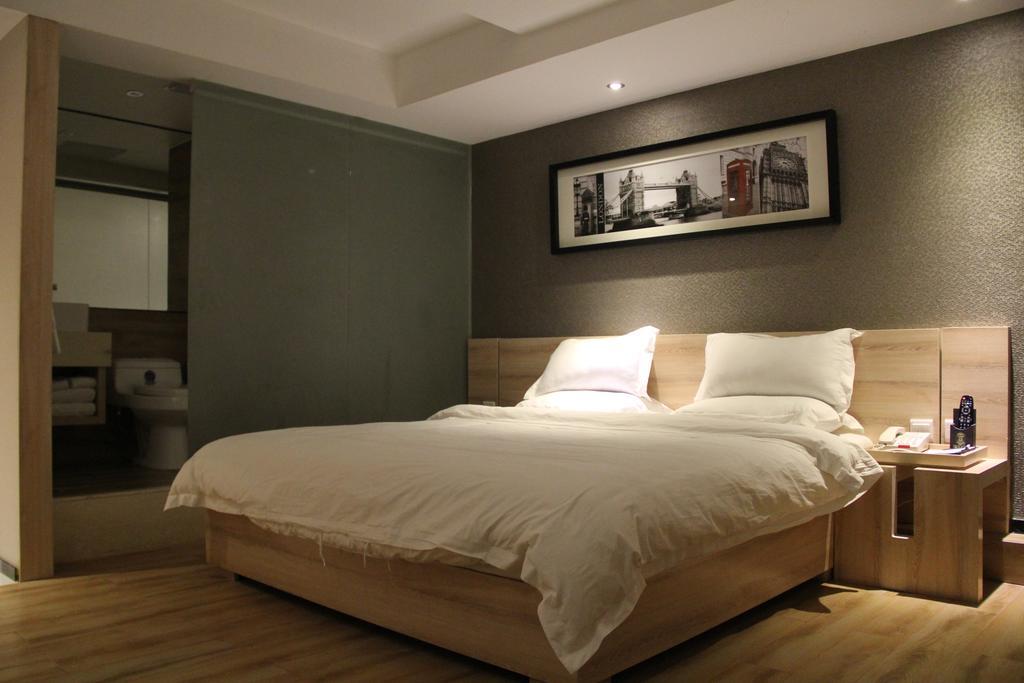 Super 8 San Yuan Li Hotel