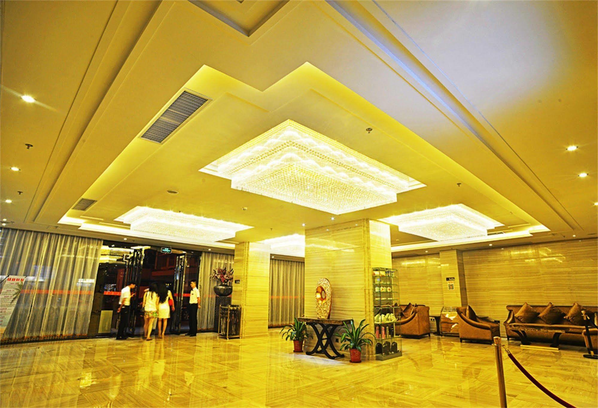 V8 Train Station 3* Guangzhou