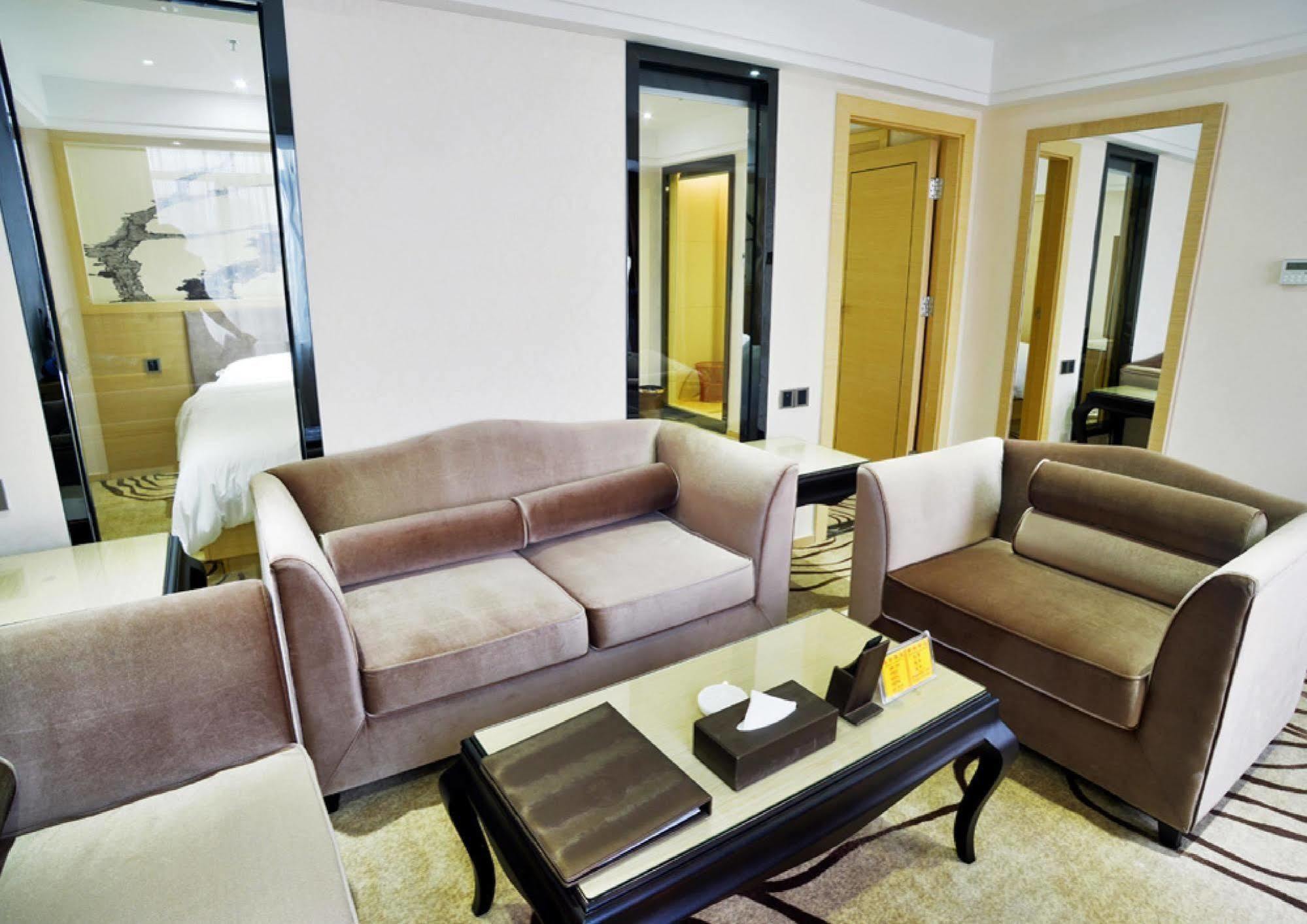 V8 Train Station Hotel 3*