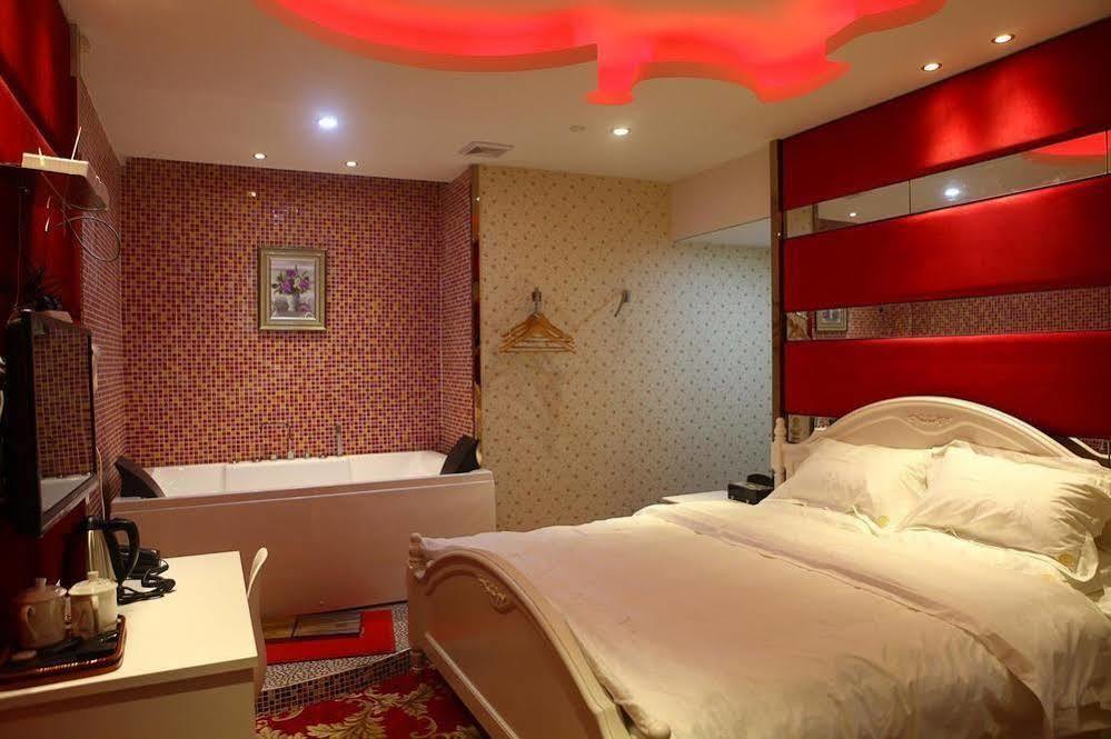 Theme Was Love Jiangwan Branch Hotel 2*
