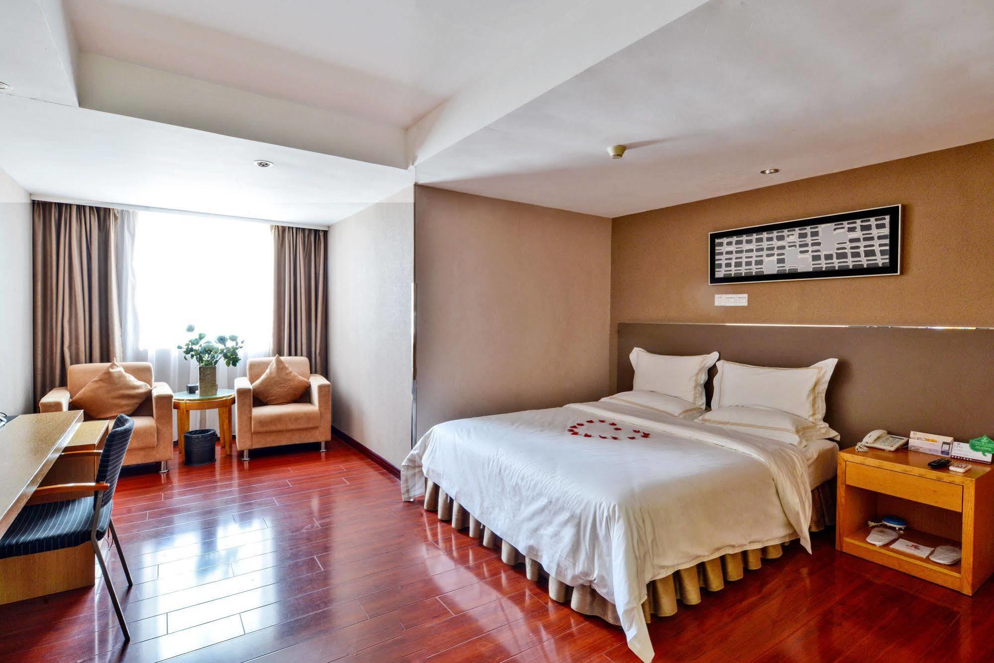 Yingshang Gangding Longkou West Hotel