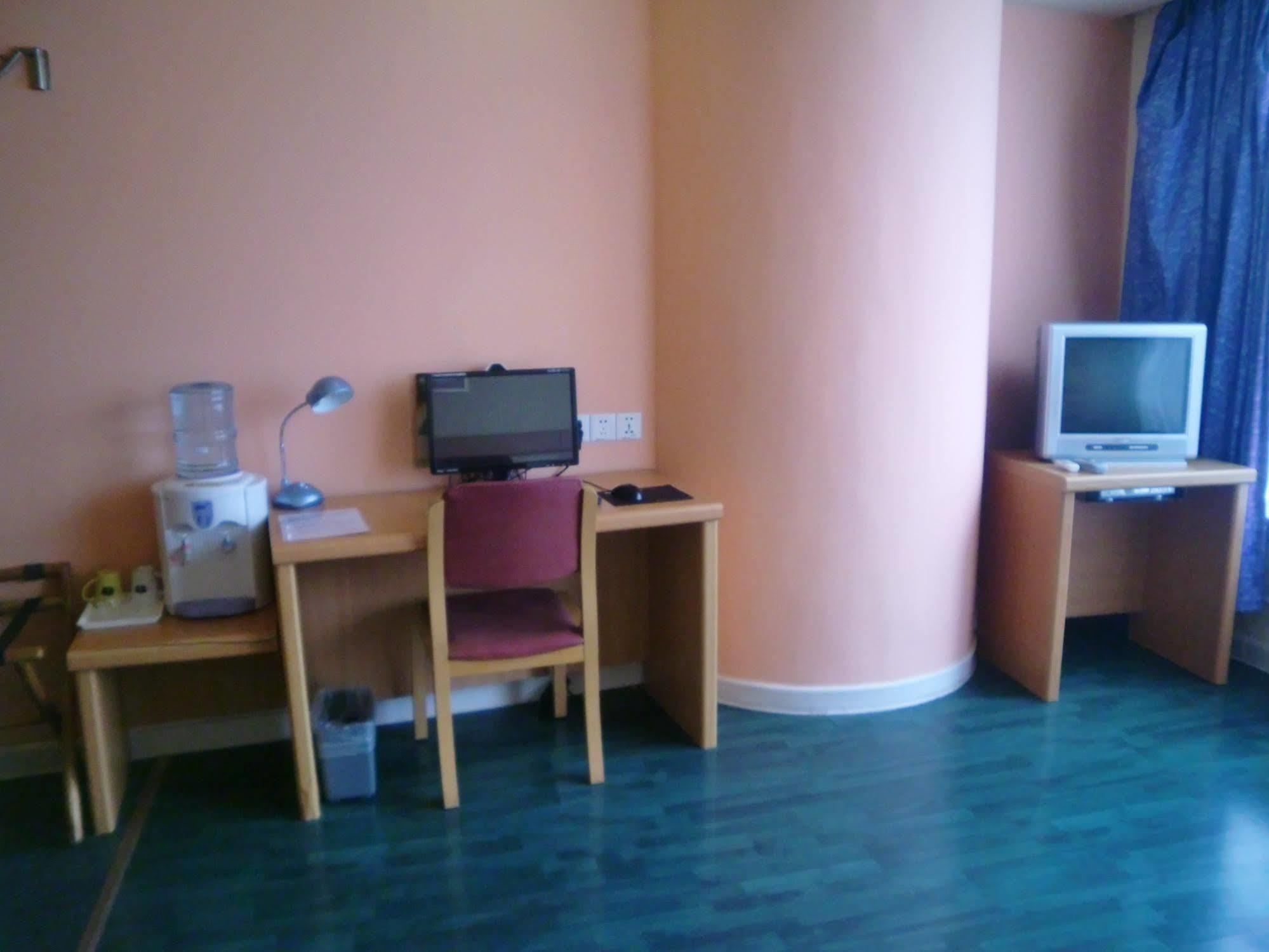 Hotel Baiyun Road Yida Square Metro Station 2*