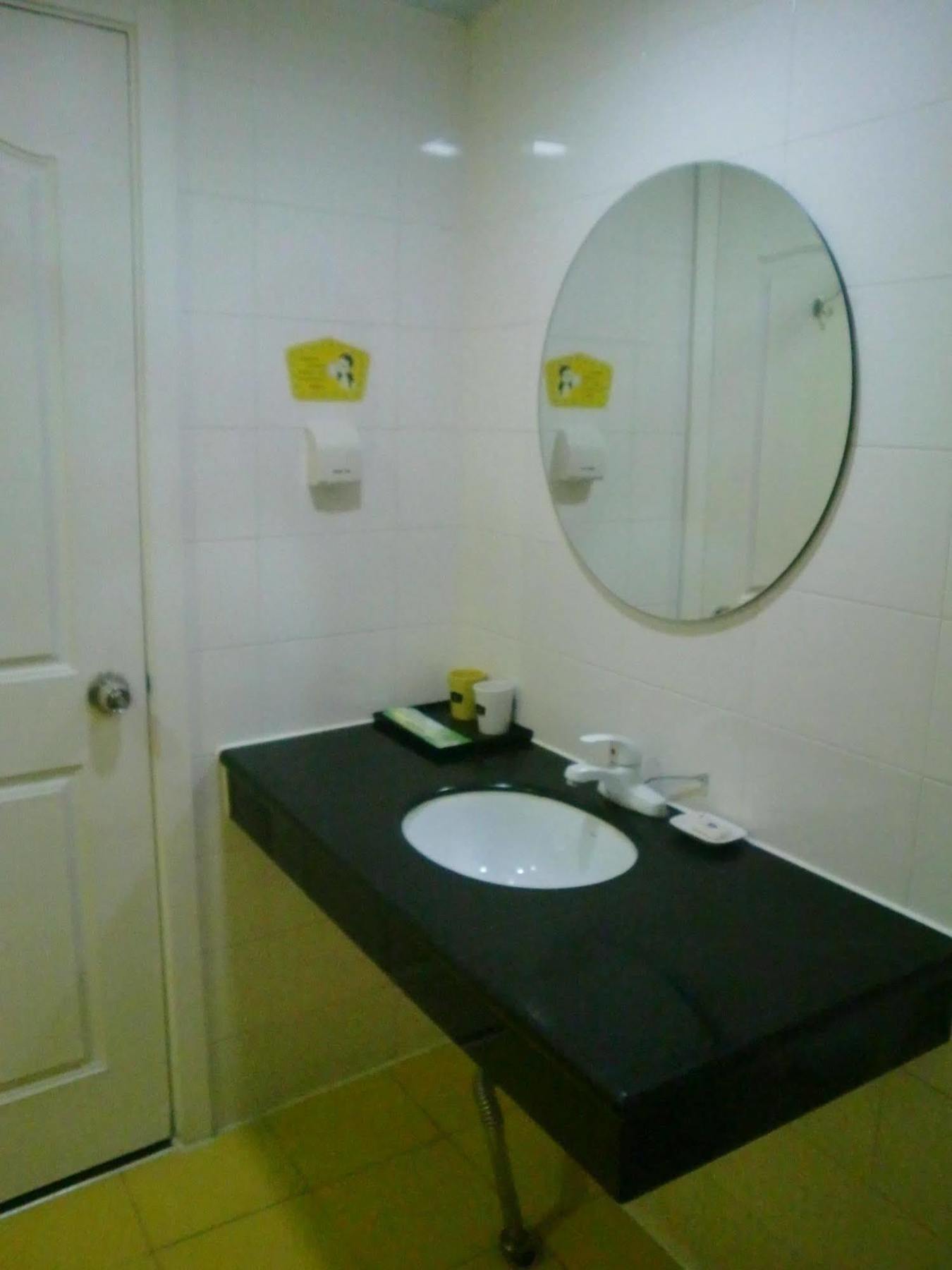 Hotel Baiyun Road Yida Square Metro Station 2*